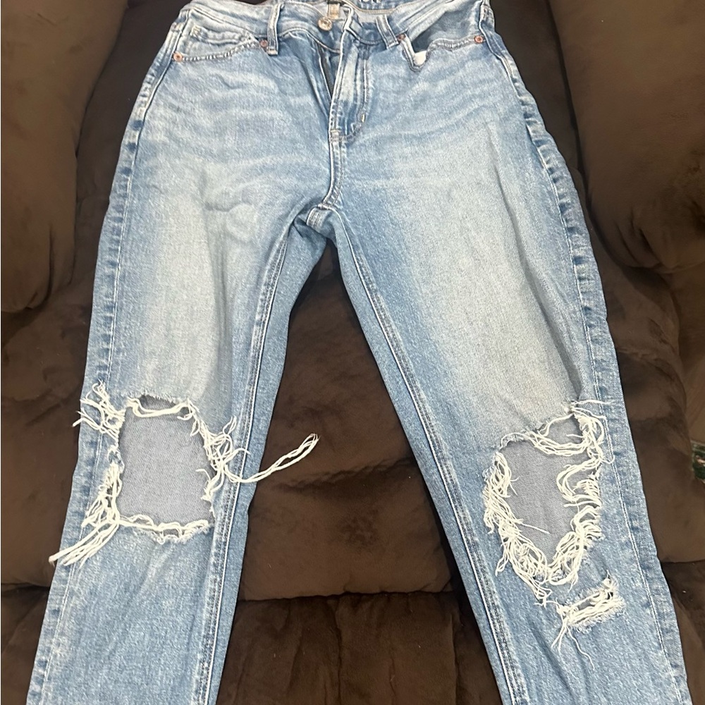 American eagle Mom Jean Ripped size 2 Good condition